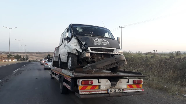 Diyarbakır'da minibüsle otomobil çarpıştı: 3 yaralı