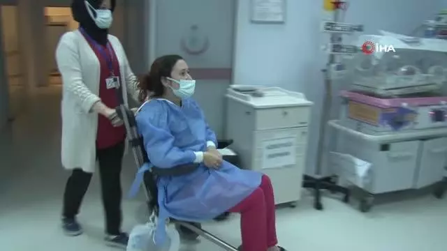 Duygulandıran buluşma... Hamileliğinin 7. ayında koronavirüs nedeniyle sezaryenle doğum yapan annenin 15 gün sonra bebeğiyle ilk buluşması