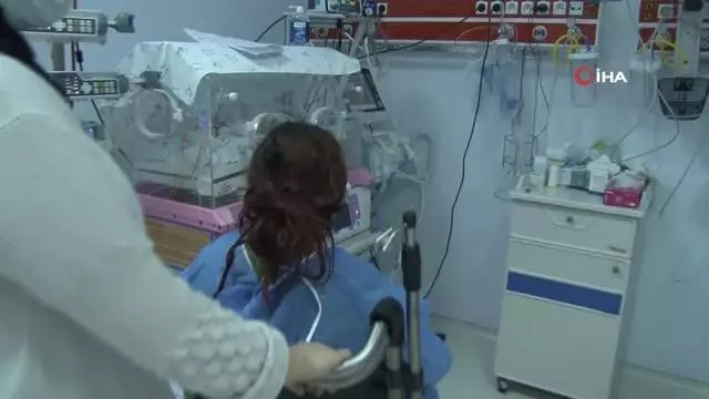 Duygulandıran buluşma... Hamileliğinin 7. ayında koronavirüs nedeniyle sezaryenle doğum yapan annenin 15 gün sonra bebeğiyle ilk buluşması