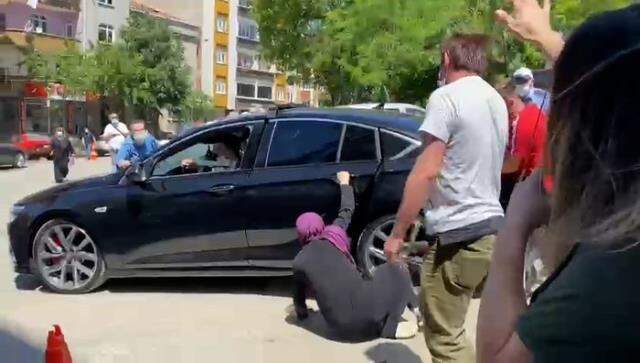 Ekrem İmamoğlu'nu protesto eden grup makam aracına saldırdı: Bir kadın yaralandı