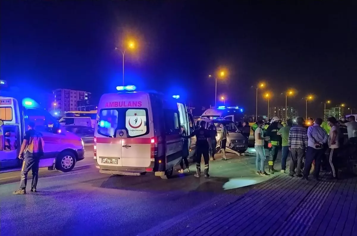 Gaziantep'te iki otomobil çarpıştı: 8 yaralı