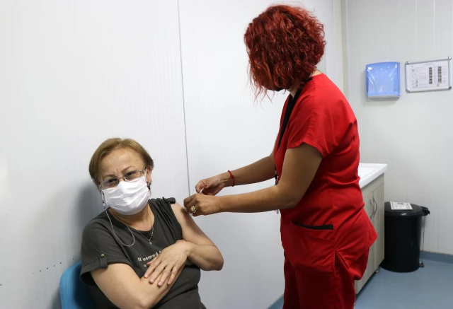 İzmir'deki hastanelerde BioNTech aşı uygulama merkezi sayısı artırıldı