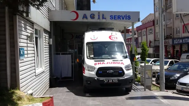 Konserveden zehirlenen adam hastaneye kaldırıldı