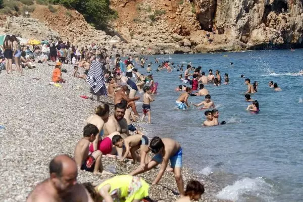 Konyaaltı sahili doldu Konyaaltı sahili doldu