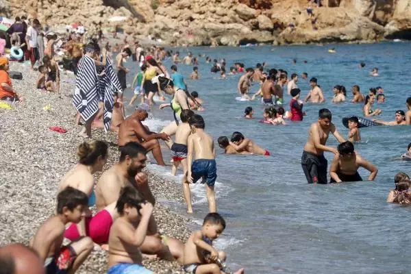 Konyaaltı sahili doldu Konyaaltı sahili doldu