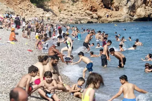 Konyaaltı sahili doldu Konyaaltı sahili doldu