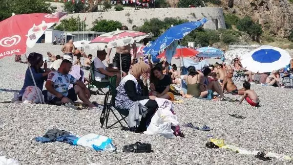 Konyaaltı sahili doldu Konyaaltı sahili doldu