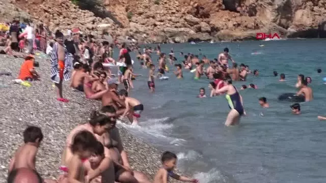 Konyaaltı sahili doldu Konyaaltı sahili doldu