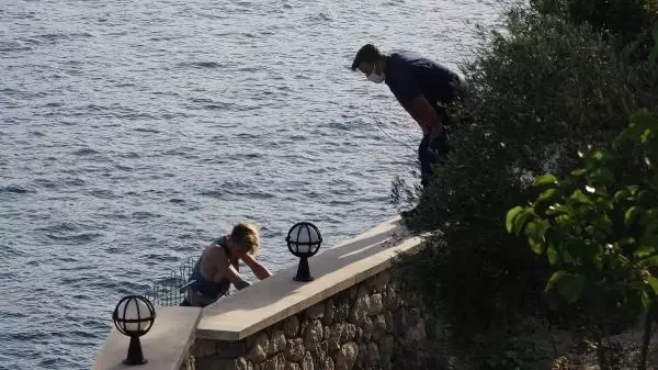 30 metrelik falezlerde mahsur kalan köpeğini kurtarmak isterken kendisi de mahsur kaldı 30 metrelik falezlerde mahsur kalan köpeğini kurtarmak isterken kendisi de mahsur kaldı