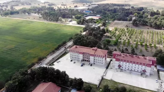 Muhabbet kuşu yetiştirip yok satan tek okul Muhabbet kuşu yetiştirip yok satan tek okul
