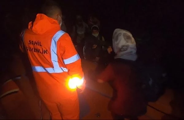 Pınar Adası'nda mahsur kalan 29 kaçak göçmen kurtarıldı