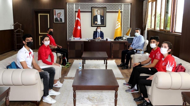 Rektör Kızılay'dan başarılı sporculara hediye Rektör Kızılay'dan başarılı sporculara hediye