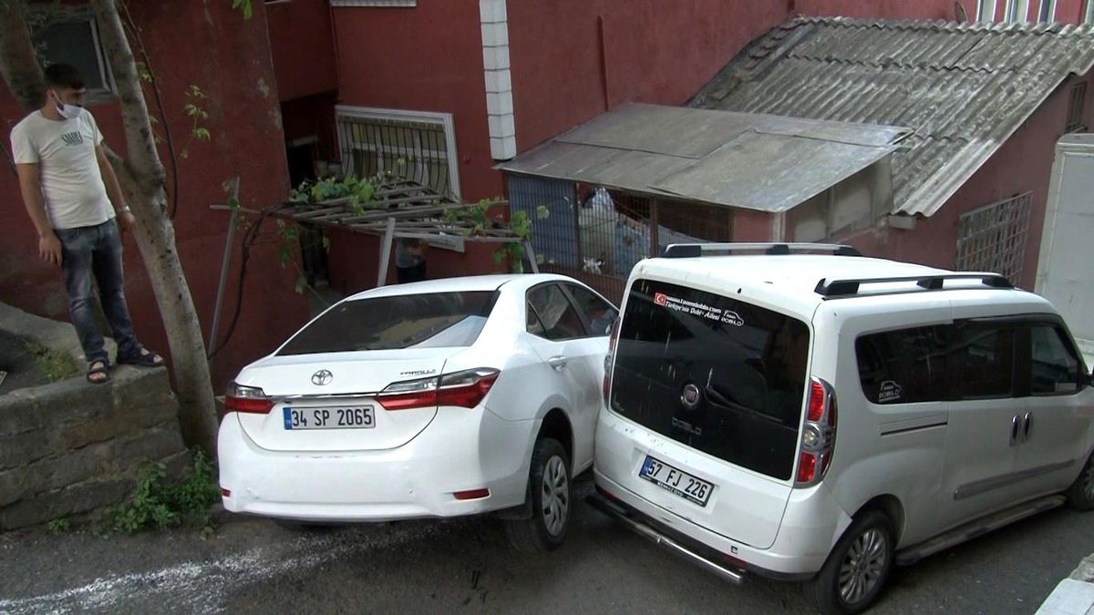 Sarıyer'de freni boşalan otomobil evin bahçesine girdi
