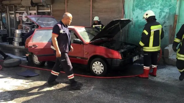 Seyir halindeki LPG'li araç bir anda alev aldı Seyir halindeki LPG'li araç bir anda alev aldı