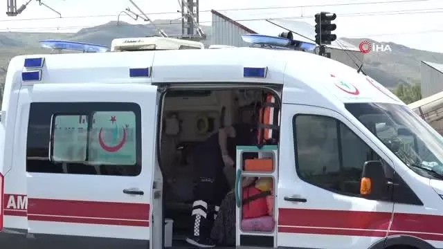 Sivas'ta zincirleme trafik kazası: 3 yaralı Sivas'ta zincirleme trafik kazası: 3 yaralı