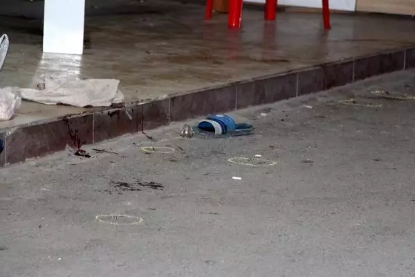 SOKAK ARASINDA 2 KİŞİYE KURŞUN YAĞDIRDI 1 ÖLÜ, 1 YARALI SOKAK ARASINDA 2 KİŞİYE KURŞUN YAĞDIRDI 1 ÖLÜ, 1 YARALI