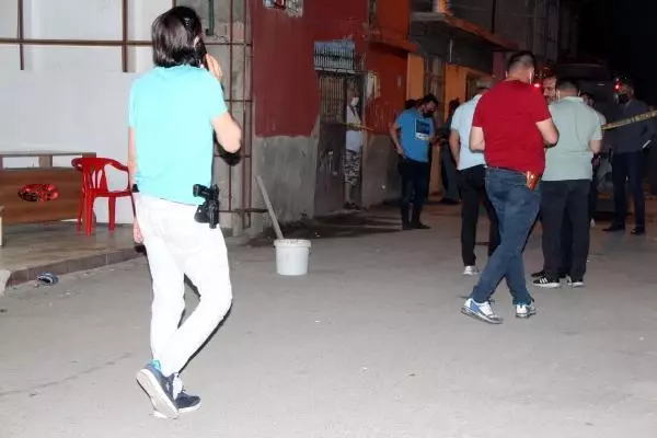 SOKAK ARASINDA 2 KİŞİYE KURŞUN YAĞDIRDI 1 ÖLÜ, 1 YARALI SOKAK ARASINDA 2 KİŞİYE KURŞUN YAĞDIRDI 1 ÖLÜ, 1 YARALI