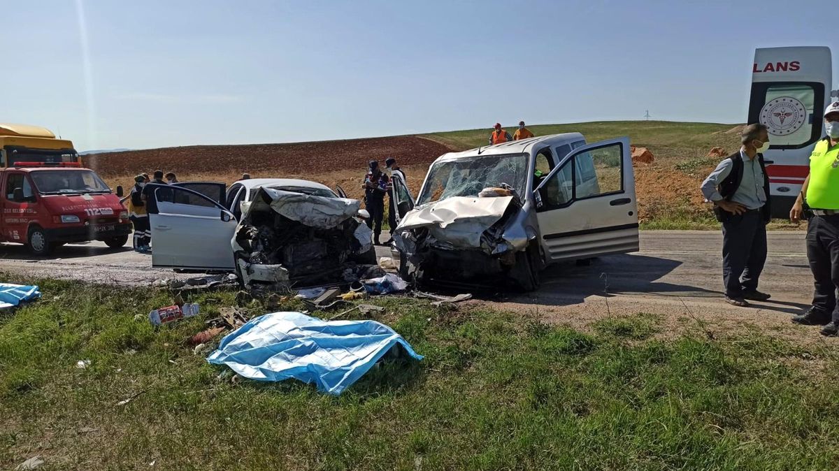 İki araç kafa kafaya çarpıştı, ortalık savaş alanına döndü: 4 ölü, 8 yaralı