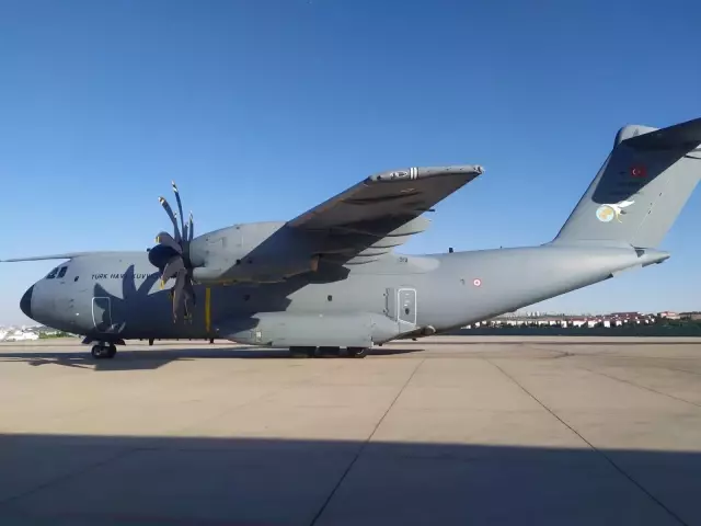 Türkiye Hindistan'a iki askeri kargo uçağı ile tıbbi yardım gönderdi Türkiye Hindistan'a iki askeri kargo uçağı ile tıbbi yardım gönderdi