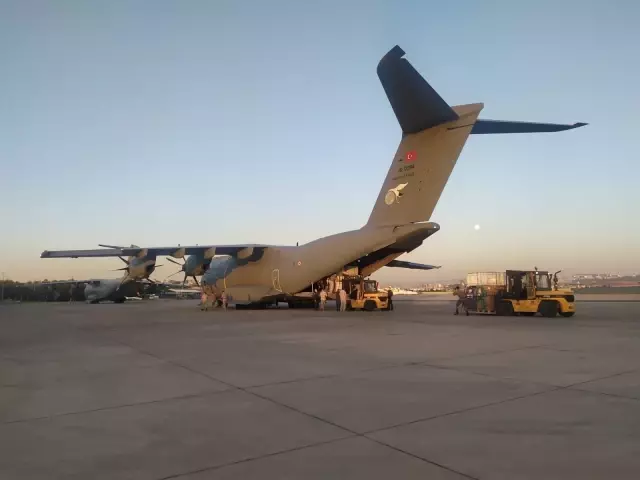 Türkiye Hindistan'a iki askeri kargo uçağı ile tıbbi yardım gönderdi Türkiye Hindistan'a iki askeri kargo uçağı ile tıbbi yardım gönderdi