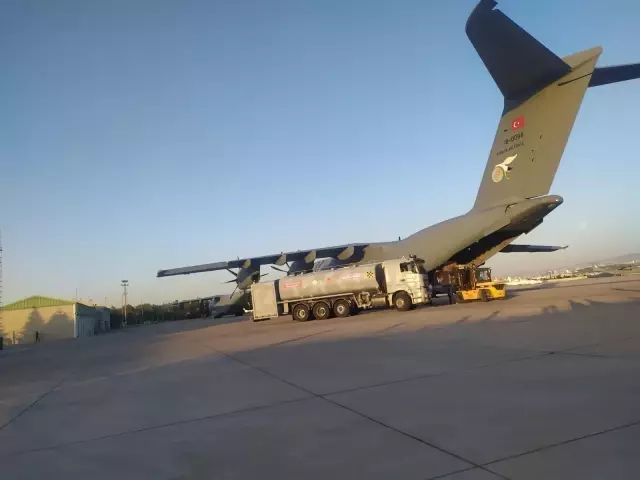 Türkiye Hindistan'a iki askeri kargo uçağı ile tıbbi yardım gönderdi Türkiye Hindistan'a iki askeri kargo uçağı ile tıbbi yardım gönderdi