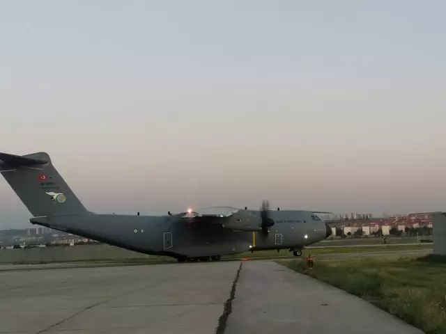 Türkiye Hindistan'a iki askeri kargo uçağı ile tıbbi yardım gönderdi Türkiye Hindistan'a iki askeri kargo uçağı ile tıbbi yardım gönderdi