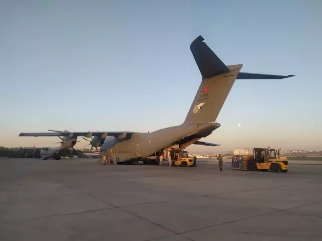 Türkiye Hindistan'a iki askeri kargo uçağı ile tıbbi yardım gönderdi Türkiye Hindistan'a iki askeri kargo uçağı ile tıbbi yardım gönderdi