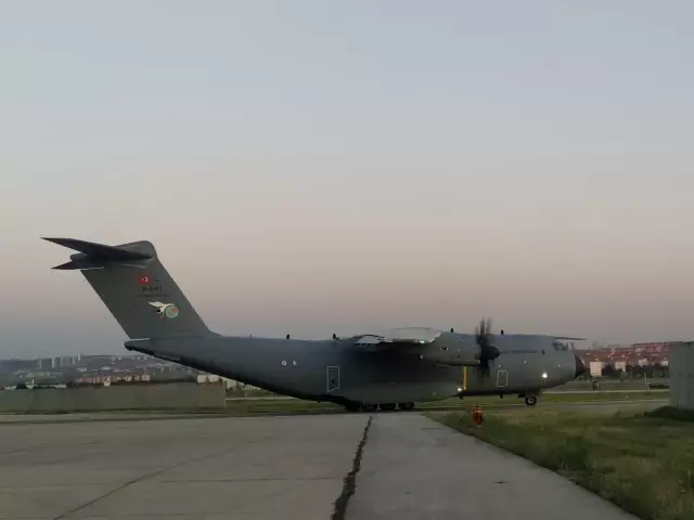 Türkiye Hindistan'a iki askeri kargo uçağı ile tıbbi yardım gönderdi Türkiye Hindistan'a iki askeri kargo uçağı ile tıbbi yardım gönderdi