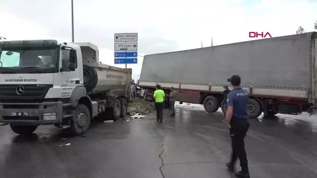 VAN'DA ZİNCİRLEME KAZA 1'İ AĞIR 4 YARALI VAN'DA ZİNCİRLEME KAZA 1'İ AĞIR 4 YARALI