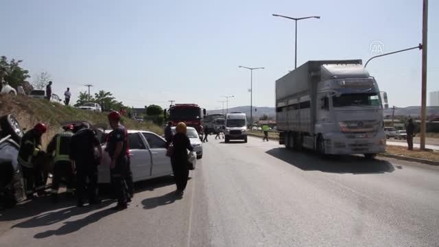 Son dakika haber! 3 aracın karıştığı trafik kazasında 1'i çocuk 3 kişi yaralandı