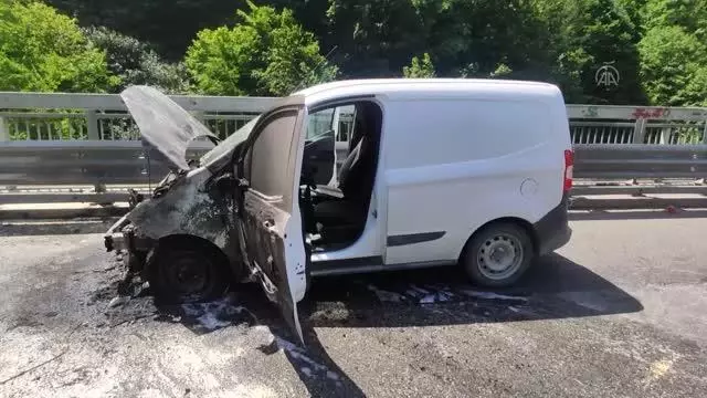 Anadolu Otoyolu'nda seyir halindeyken yanan ticari araç kullanılmaz hale geldi Anadolu Otoyolu'nda seyir halindeyken yanan ticari araç kullanılmaz hale geldi