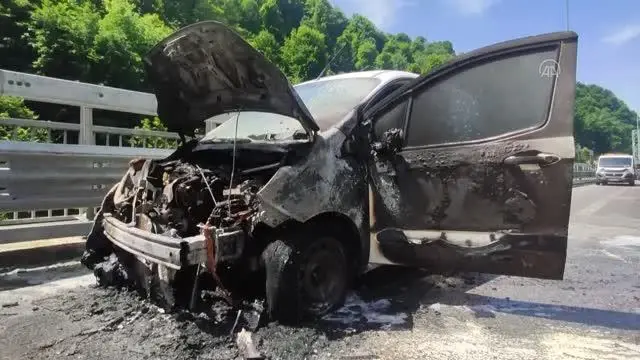 Anadolu Otoyolu'nda seyir halindeyken yanan ticari araç kullanılmaz hale geldi