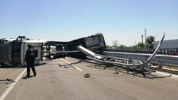 Damperi açık TIR, direği devirdi Damperi açık TIR, direği devirdi