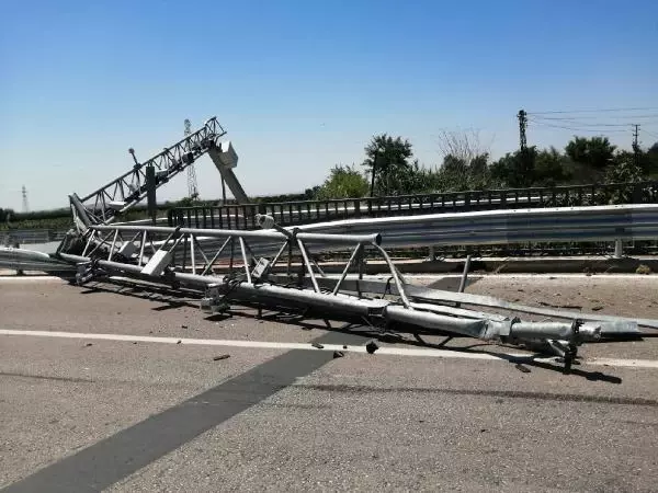 Damperi açık TIR, direği devirdi