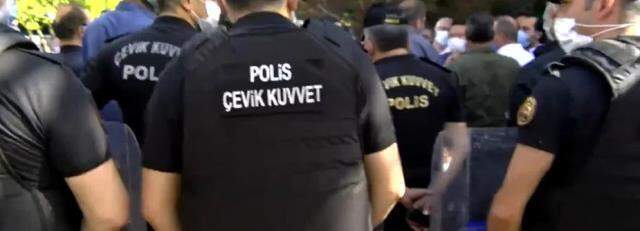 Davutoğlu, Meclis kapısında açıklama yapacağını duyurmuştu! Polis barikat kurdu