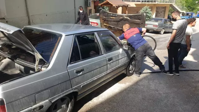 Düzce'de seyir halindeyken yangın çıkan otomobil kullanılamaz hale geldi