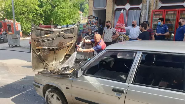 Düzce'de seyir halindeyken yangın çıkan otomobil kullanılamaz hale geldi