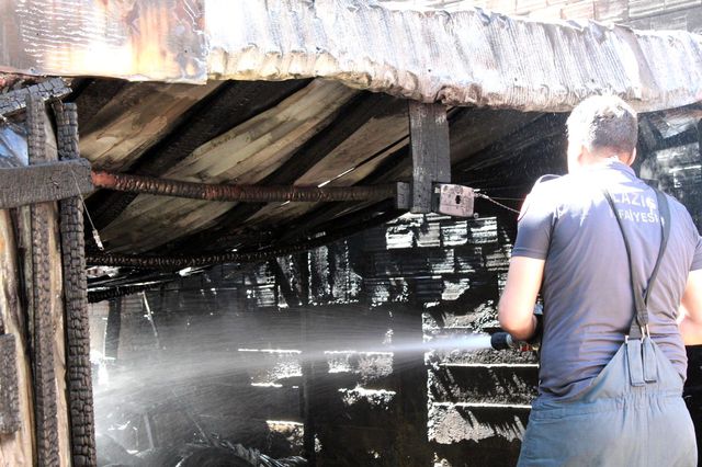 Elazığ'da baraka yandı, iki binaya sıçraması ekiplerin müdahalesiyle engellendi Elazığ'da baraka yandı, iki binaya sıçraması ekiplerin müdahalesiyle engellendi
