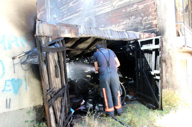 Elazığ'da baraka yandı, iki binaya sıçraması ekiplerin müdahalesiyle engellendi Elazığ'da baraka yandı, iki binaya sıçraması ekiplerin müdahalesiyle engellendi
