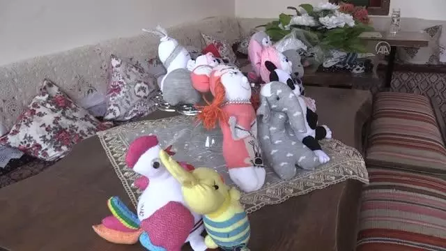 Gönüllülerin elinde çoraplar ve keçeler sığınmacı çocuklar için oyuncağa dönüşüyor