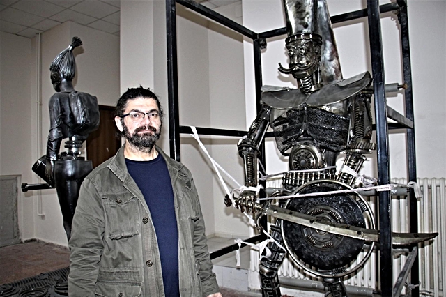 Her atık çöp değil, metali sanata çeviren 'Demir Adam' Her atık çöp değil, metali sanata çeviren 'Demir Adam'
