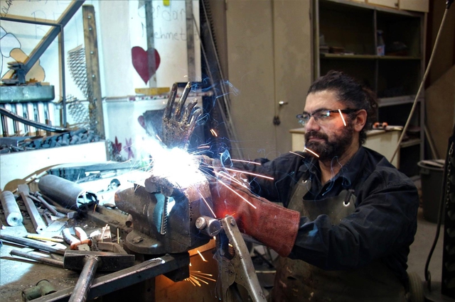 Her atık çöp değil, metali sanata çeviren 'Demir Adam' Her atık çöp değil, metali sanata çeviren 'Demir Adam'
