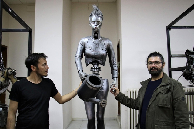 Her atık çöp değil, metali sanata çeviren 'Demir Adam' Her atık çöp değil, metali sanata çeviren 'Demir Adam'