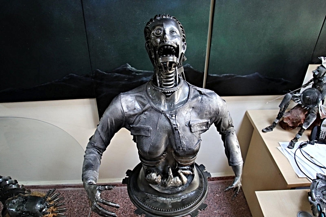 Her atık çöp değil, metali sanata çeviren 'Demir Adam' Her atık çöp değil, metali sanata çeviren 'Demir Adam'