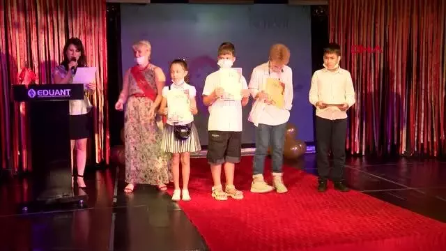 İlk karneyi Rus öğrenciler aldı İlk karneyi Rus öğrenciler aldı