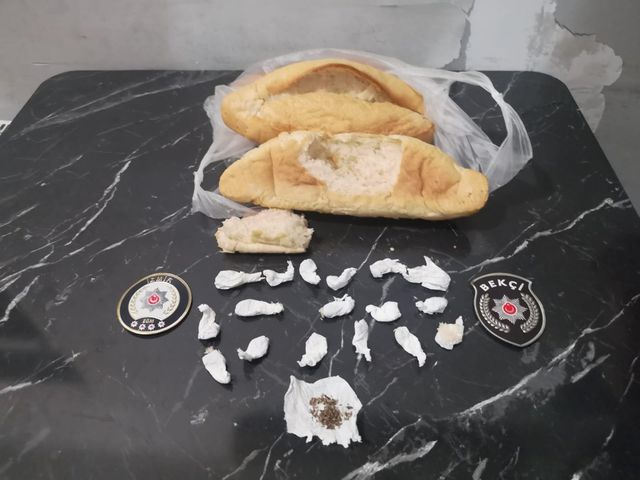 İzmir'de ekmek arasına gizlenmiş uyuşturucu ele geçirildi