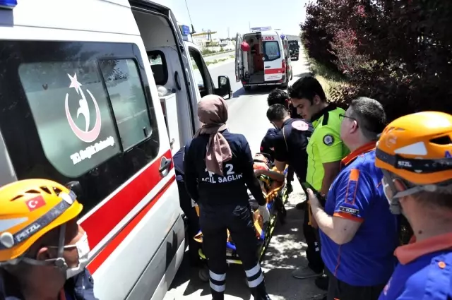 Karı koca çift şarampole devrilen otomobilde yaralandı Karı koca çift şarampole devrilen otomobilde yaralandı