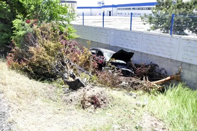Karı koca çift şarampole devrilen otomobilde yaralandı Karı koca çift şarampole devrilen otomobilde yaralandı