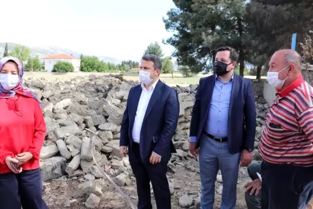 Kaymakam evi yanan vatandaşı ziyaret edip destek sözü verdi Kaymakam evi yanan vatandaşı ziyaret edip destek sözü verdi