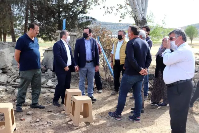 Kaymakam evi yanan vatandaşı ziyaret edip destek sözü verdi Kaymakam evi yanan vatandaşı ziyaret edip destek sözü verdi